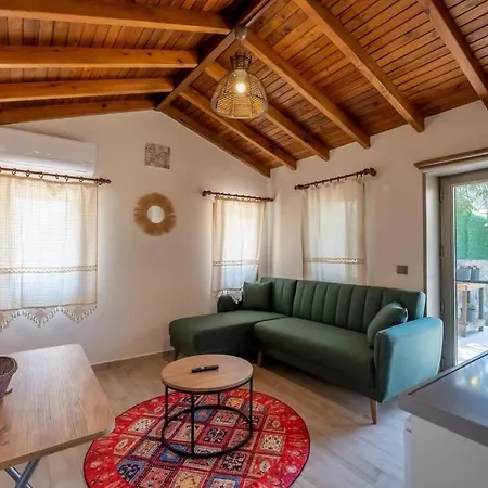 بيت للعطل Stone Mini House